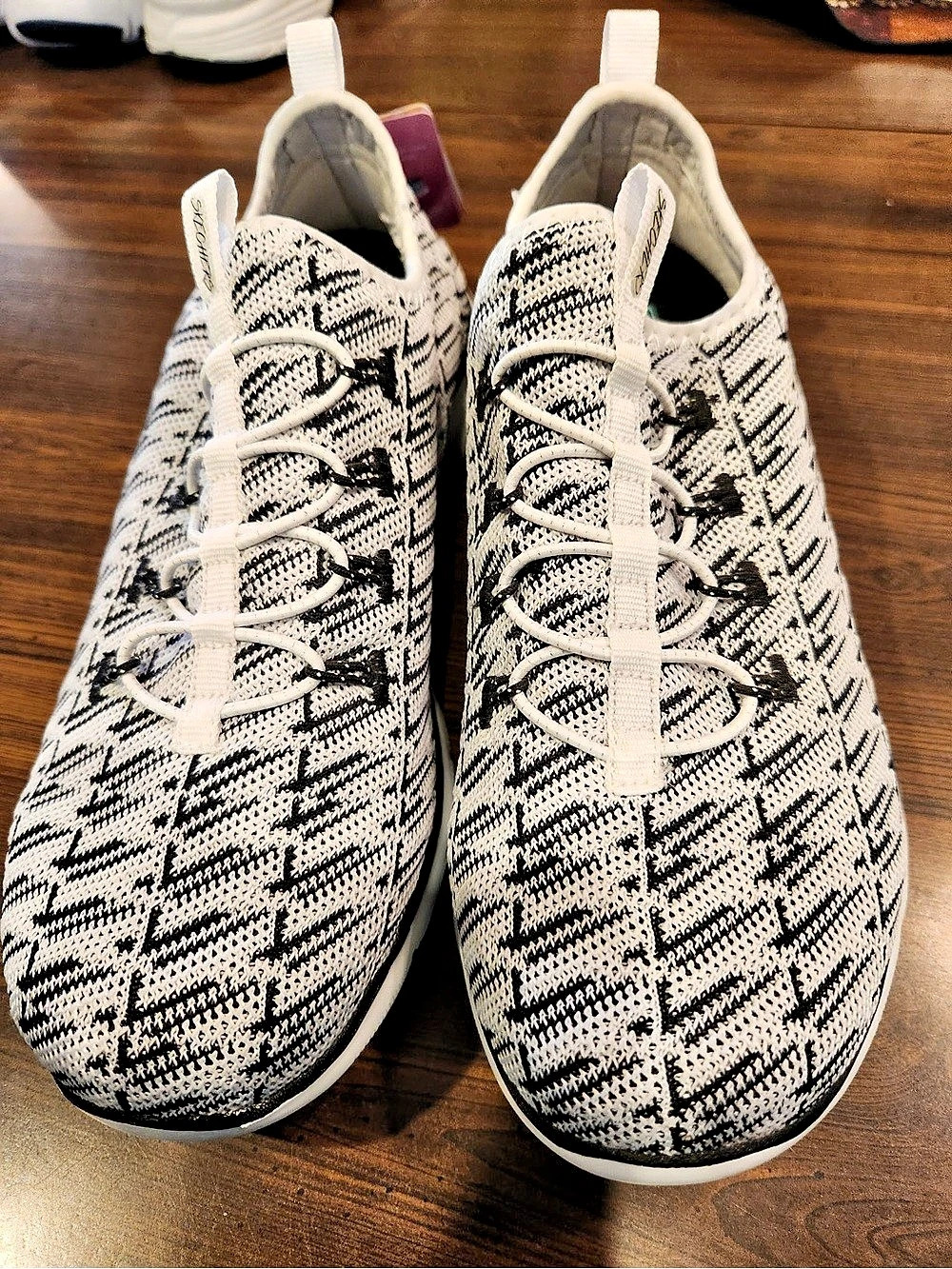 Skechers Go Run Women's Geometric Athletic Shoes White & Black US 8 NWT